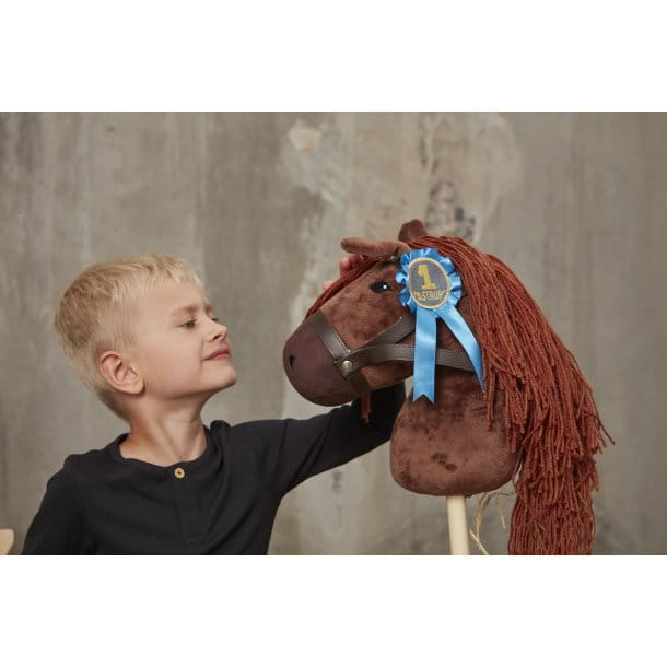 Koń na kiju brązowy z długą rudą grzywą dla dziecka. byAstrup Koń na kiju Hobby Horse szary z szarą grzywą
