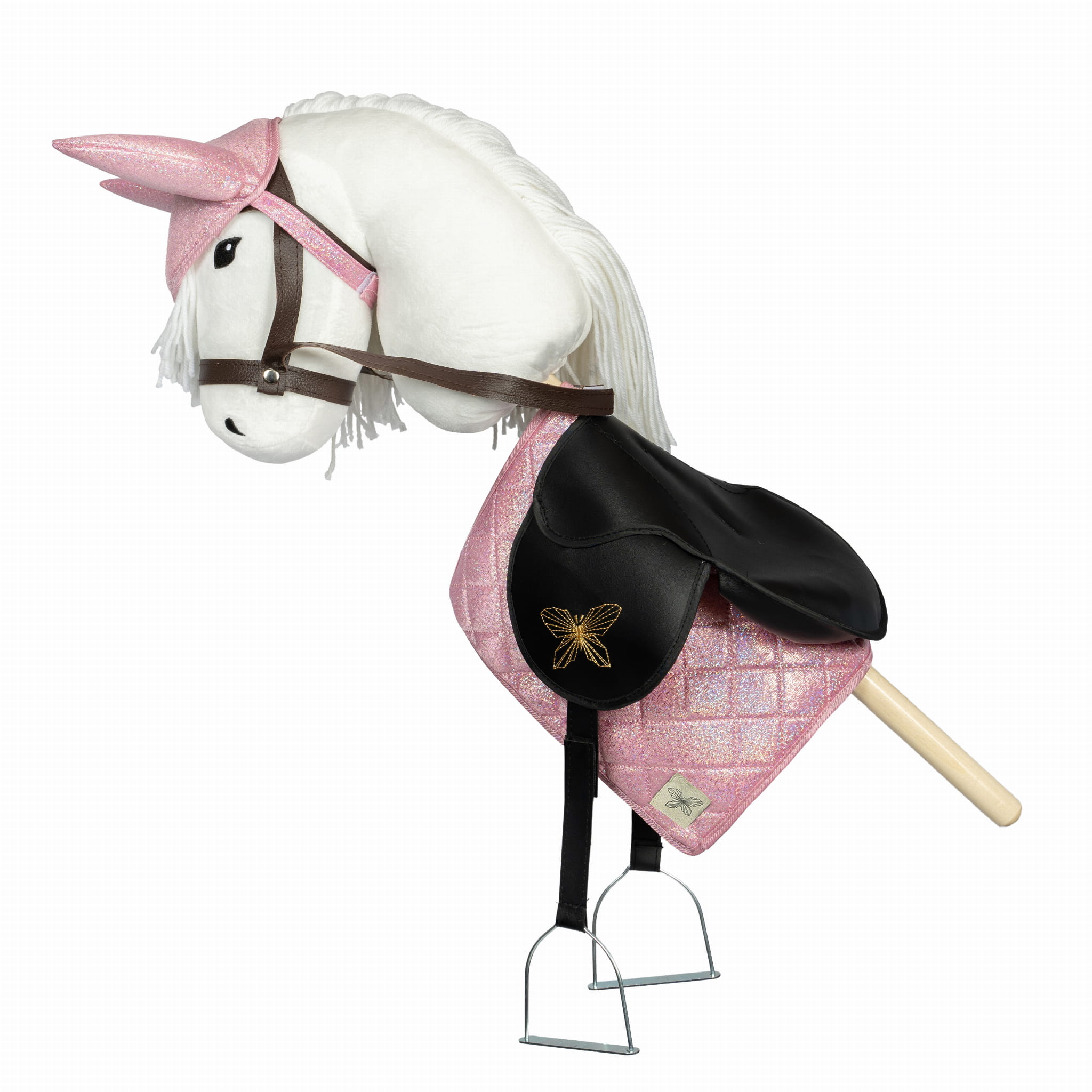 Biały koń na kiju z różową podkładką pod siodło i różową bonetką na uszy dla hobby horse. byAstrup Podkładka pod siodło i bonetka dla Hobby Horse konia, różowa
