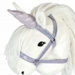 Biała głowa konia na patyku z fioletowym rogiem jednorożca i kantarem dla dziecka. byAstrup Róg i kantar jednorożca do Hobby Horse, fioletowy
