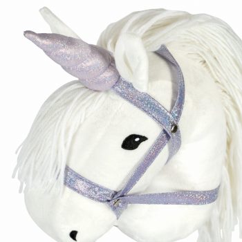 Biała głowa konia na patyku z fioletowym rogiem jednorożca i kantarem dla dziecka. byAstrup Róg i kantar jednorożca do Hobby Horse, fioletowy