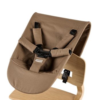Brązowy miękki wkład dla niemowlaka do krzesełka do karmienia z pasami bezpieczeństwa na drewnianym stelażu. Leander Newborn Seat do krzesełka do karmienia Louie i Classic Mocca
