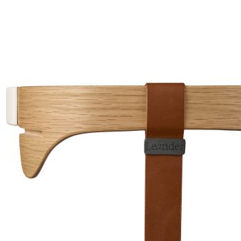 Barierka do krzesełka do karmienia z drewna dębowego naturalnego z paskiem dla dziecka. Leander barierka do krzesełka do karmienia CLASSIC i LOUIE dąb naturalne