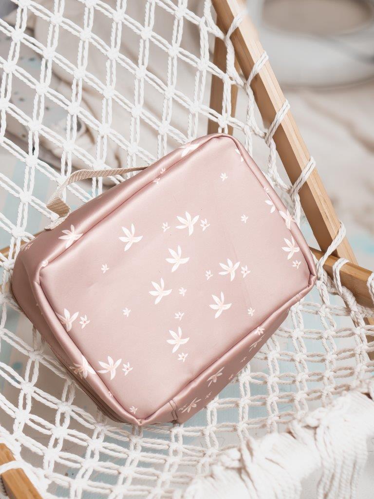 Różowa torba termiczna na lunch z białym wzorem kwiatowym na hamaku. Vanilla Copenhagen Torba termiczna Cooler Bag NEO LILY Oak