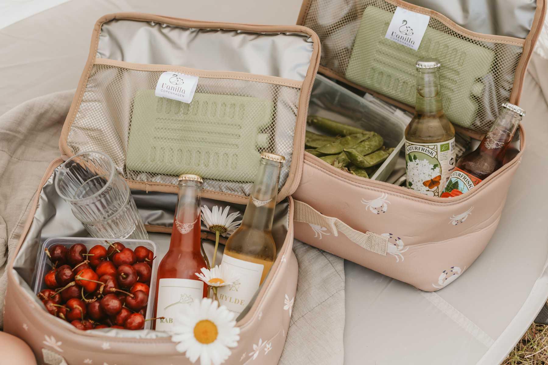 Torba termiczna na lunch beżowa z kwiatowym wzorem z napojami i owocami w środku. Vanilla Copenhagen Torba termiczna Cooler Bag NEO LILY Oak