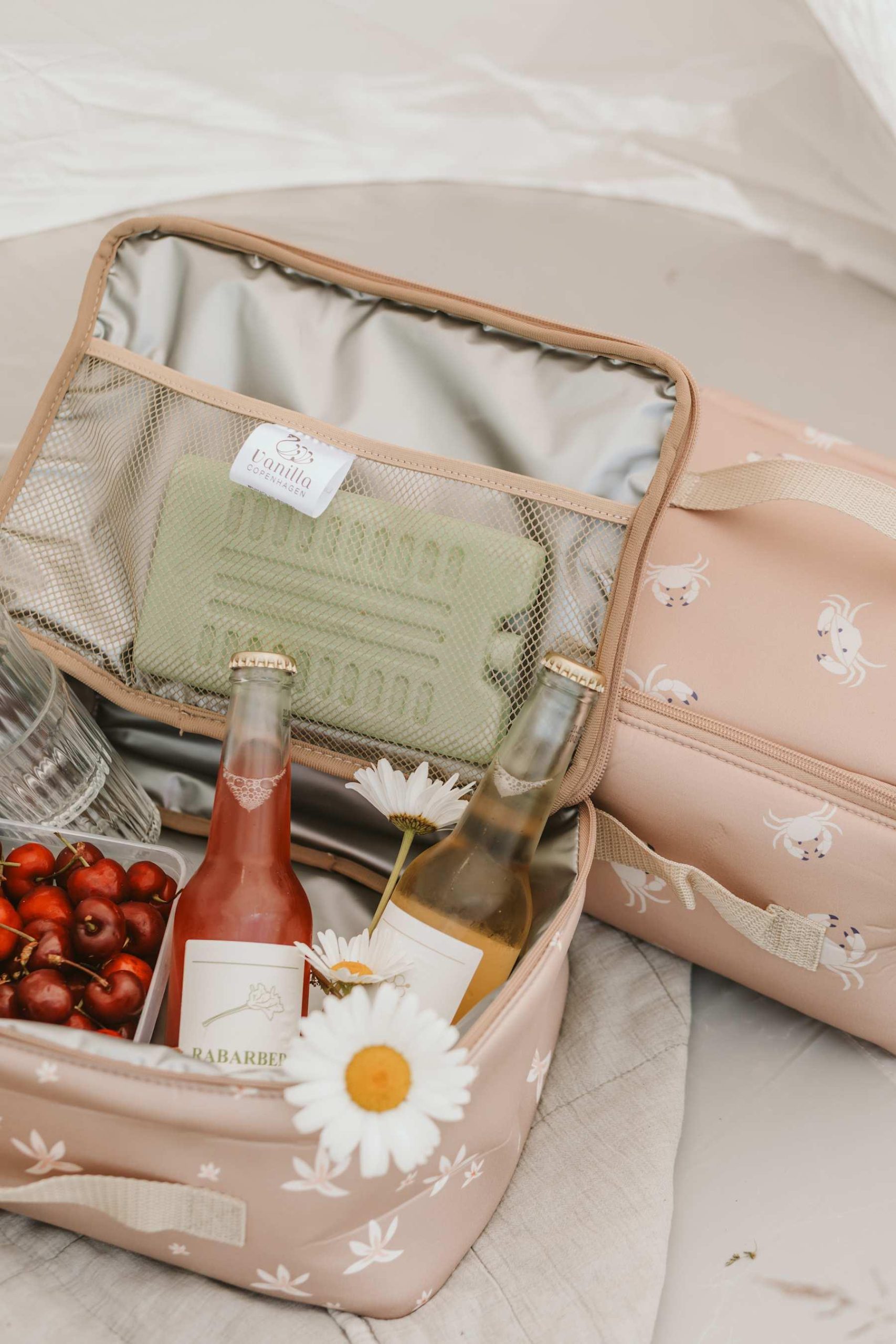 Różowa torba termiczna na lunch z nadrukiem owadów z butelkami i wiśniami dla mamy lub dziecka. Vanilla Copenhagen Torba termiczna Cooler Bag NEO LILY Oak