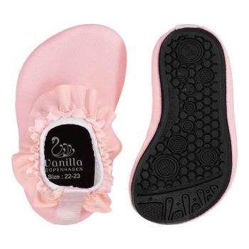 Różowe buty do pływania z falbanką i czarną podeszwą dla dziecka. Vanilla Copenhagen Buty do pływania UV frill english rose 28/29