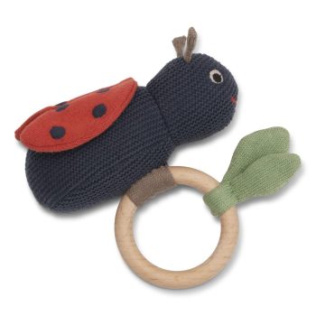 Grzechotka gryzak dla niemowlaka w kształcie biedronki z czerwonymi skrzydłami i drewnianym kółkiem z zielonym liściem. Vanilla Copenhagen Grzechotka gryzak Ladybug 0+