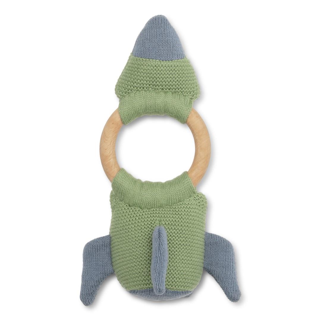 Drewniana grzechotka z dzianinowym zielono niebieskim elementem w kształcie rakiety dla niemowlaka. Vanilla Copenhagen Grzechotka gryzak Rocket 0+