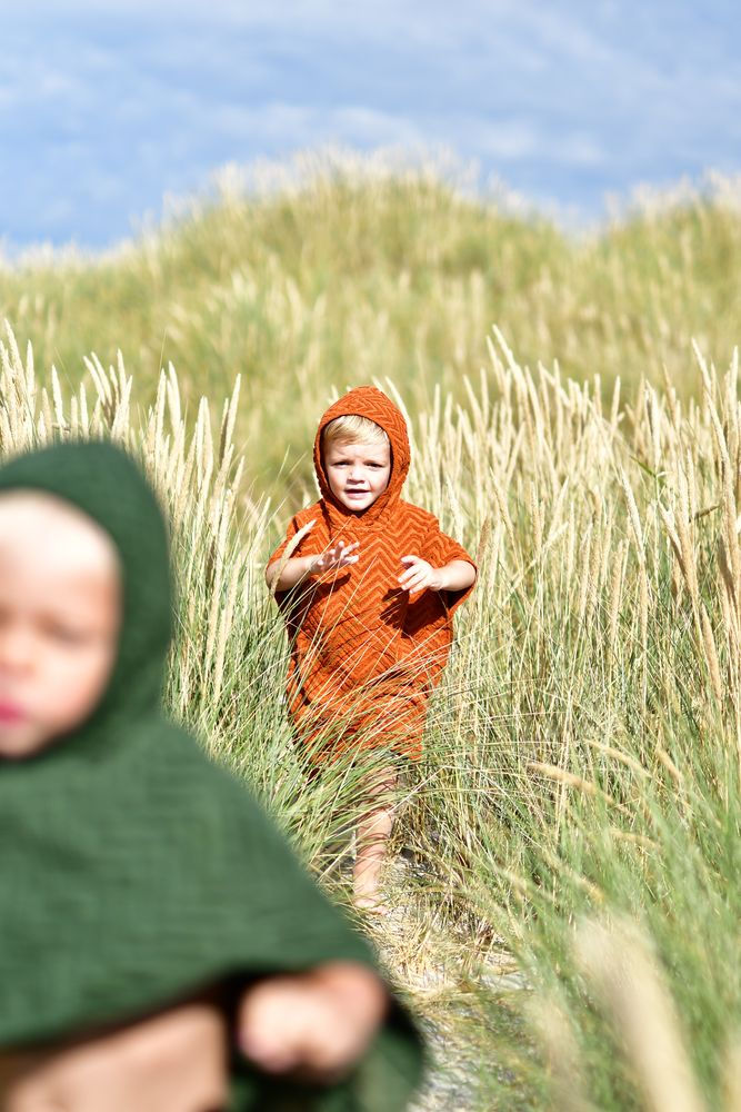 Pomarańczowe kąpielowe ponczo z kapturem w zygzak dla dziecka na plaży. Filibabba Poncho Zigzag Rust