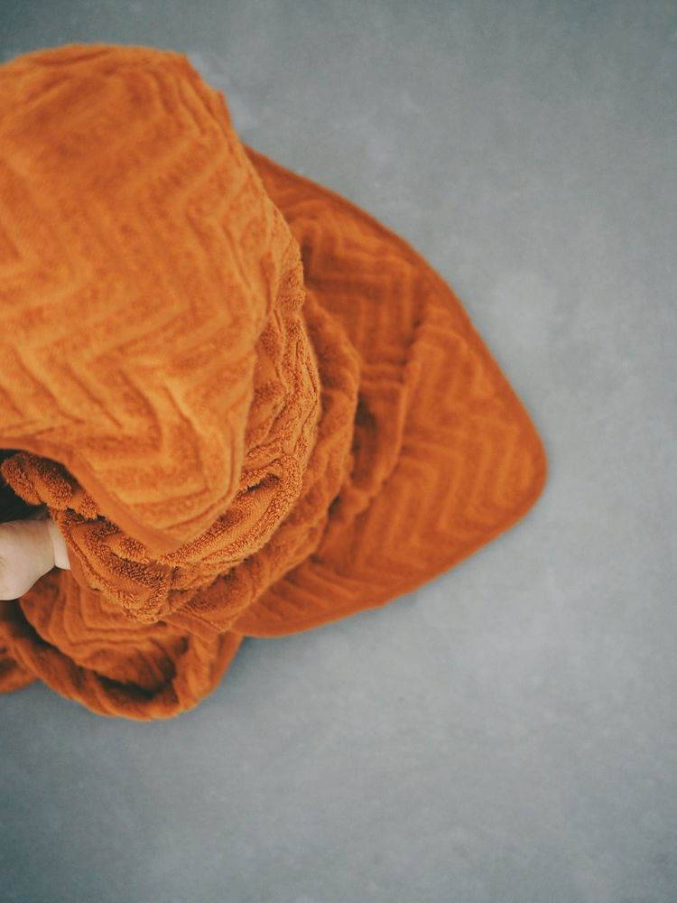 Pomarańczowe ponczo kąpielowe z wzorem zygzak dla dziecka. Filibabba Poncho Zigzag Rust