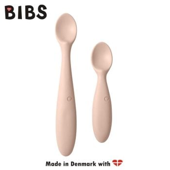 Zestaw dwóch silikonowych łyżeczek w kolorze jasnoróżowym dla niemowlaka. BIBS SPOON SET BLUSH 2 łyżeczki silikonowe