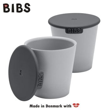 Zestaw dwóch szarych kubeczków z ciemnoszarymi pokrywkami dla dzieci. BIBS CUP SET CLOUD 2 kubeczki z pokrywkami do picia dla dzieci