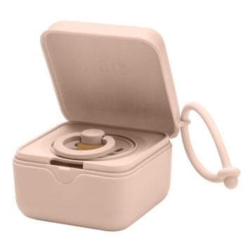 Pudełko ochronne na smoczki w kolorze pudrowego różu z uchwytem do zawieszenia. BIBS PACIFIER BOX BLUSH pudełko ochronne na smoczki