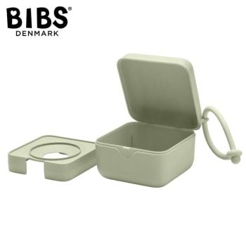 Zielone pudełko ochronne na smoczki z tworzywa z uchwytem dla dziecka. BIBS PACIFIER BOX SAGE pudełko ochronne na smoczki