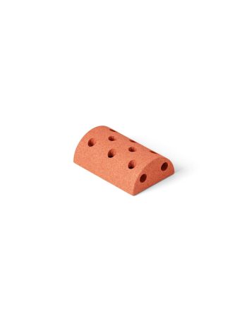 Pomarańczowy sensoryczny blok piankowy o zaokrąglonym kształcie z otworami dla dzieci. MODU block round sensoryczny blok piankowy pomarańczowy