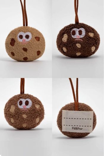 Materiałowy breloczek zawieszka okrągły z twarzą w kolorze jasnobrązowym i ciemnobrązowym z nadrukiem imienia dla dziecka. Fig&Pear Materiałowy breloczek zawieszka z imieniem
