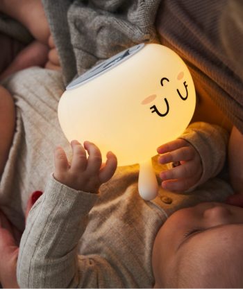 Biała silikonowa lampka nocna w kształcie królika trzymana przez dziecko. Rabbit&Friends Królik Słodziak Lampka Silikonowa Biała