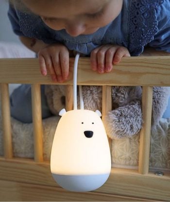 Lampka nocna w kształcie białego misia do zawieszenia przy łóżeczku dziecięcym dla niemowlaka. Rabbit&Friends Miś Lampka Nocna do Zawieszania