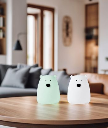 Zestaw dwóch lampek nocnych w kształcie misiów w kolorze białym i arktycznej zieleni na drewnianym stole. Rabbit&Friends Zestaw 2 lampek Mini Miś w kolorze Biały i Arktyczna Zieleń