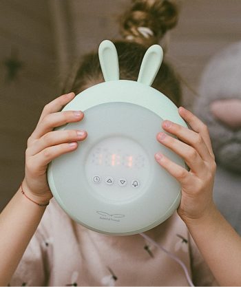 Zielona lampka budzik w kształcie królika dla dziecka. Rabbit&Friends Królik Lampka Budząca Światłem Zielona