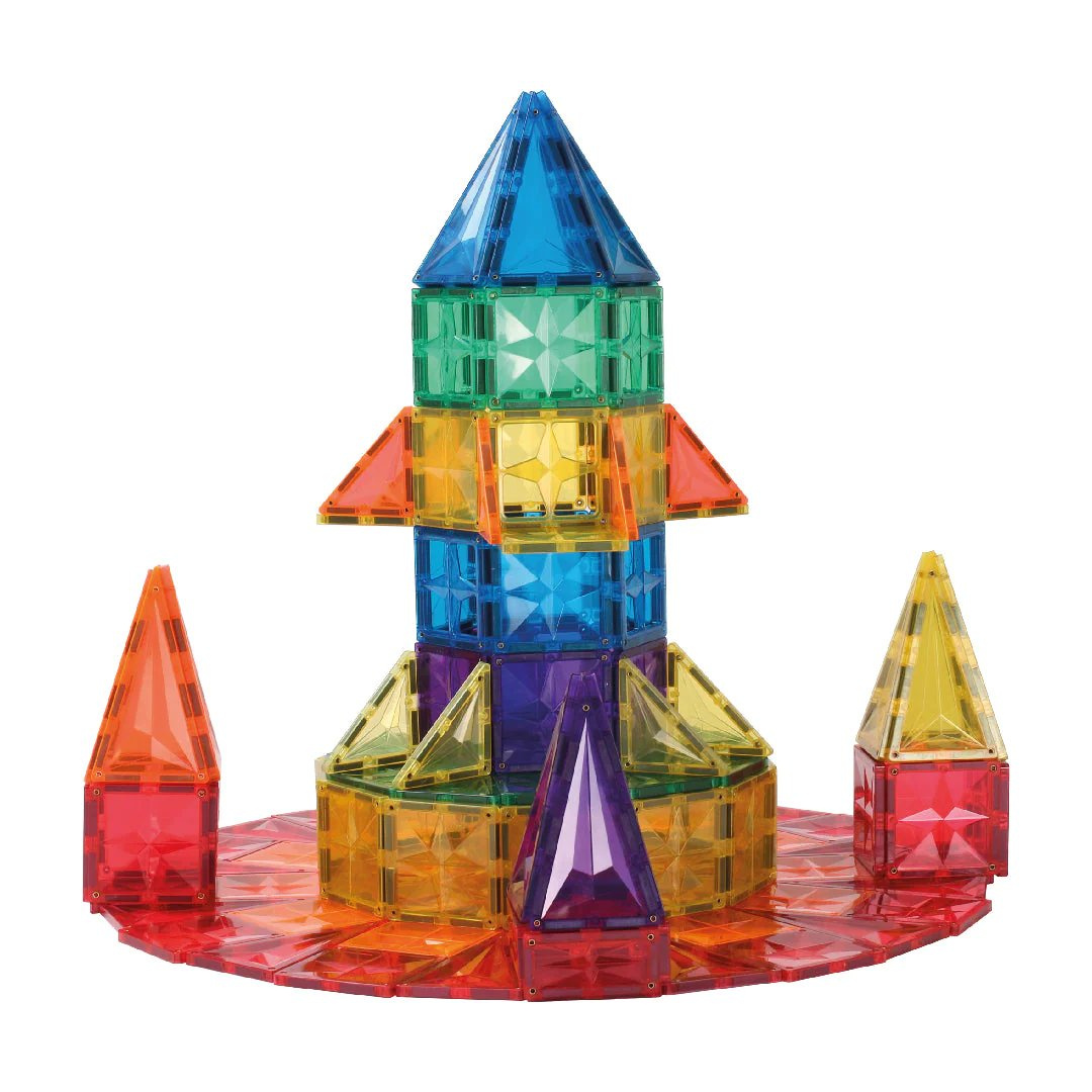Klocki magnetyczne w różnych kolorach ułożone w kształt rakiety z podstawą i wieżyczkami dla dzieci. Cleverclixx Klocki magnetyczne Inventive Pack Intense 110 el