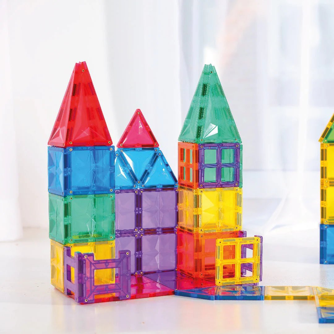 Kolorowe klocki magnetyczne w kształcie kwadratów i trójkątów ułożone w formę budowli dla dziecka. Cleverclixx Klocki magnetyczne Inventive Pack Intense 110 el