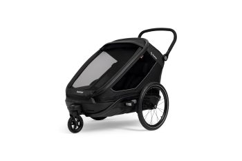 Czarna podwójna przyczepka rowerowa dla dzieci z osłoną przeciwwiatrową i dużymi kołami. Hamax przyczepka rowerowa Outback Next podwójna black