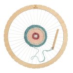 Okrągłe drewniane krosno tkackie 30 cm z nitkami i drewnianą igłą do tkania kreatywnego. MICKI Krosno okrągłe 30 cm ramka do tkania kreatywna