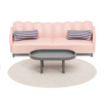 Różowa sofa z dwoma poduszkami w paski szara owalna ława na jasnym okrągłym dywanie drewniane meble do pokoju dziennego dla dzieci. Lundby Zestaw Podstawowy do Pokoju Dziennego