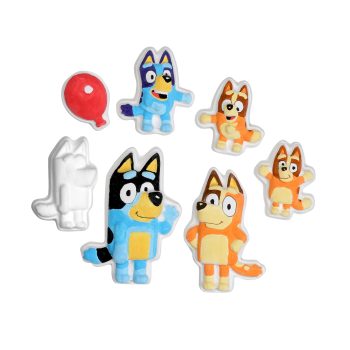 Zestaw siedmiu kolorowych figurek magnetycznych przedstawiających postacie Bluey oraz czerwony balon, jedna figurka niepomalowana