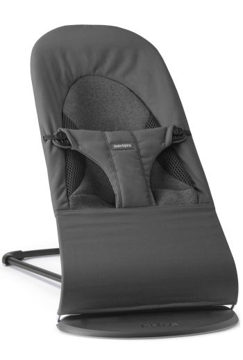 Ciemnoszary leżaczek dla niemowlaka z miękkiego materiału z pasami bezpieczeństwa. Babybjorn leżaczek BALANCE SOFT WOVEN/JERSEY Tri Fabric Ciemny Szary