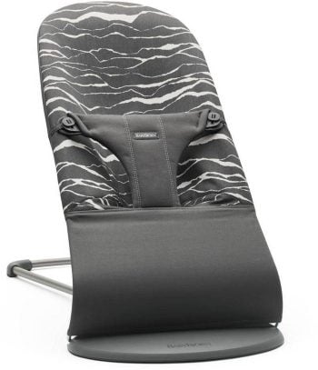 Leżaczek dla niemowlaka w kolorze antracytowym z wzorem krajobrazu na materiale. Babybjorn leżaczek BLISS COTTON Antracyt/Landscape Print