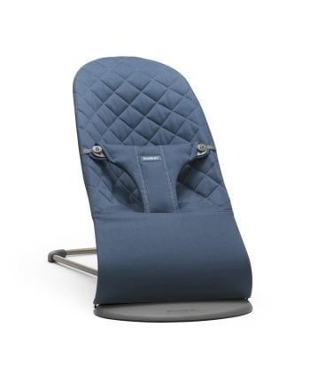 Leżaczek dla niemowlaka granatowy z pikowaną tkaniną i metalową ramą. Babybjorn leżaczek BLISS Woven Granatowy