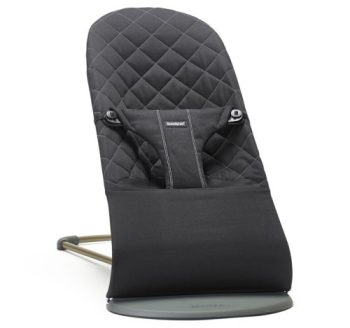 Czarny leżaczek dla niemowlaka z pikowanym oparciem i metalową ramą. Babybjorn leżaczek BLISS Woven Czarny