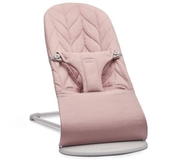 Leżaczek dla niemowlaka w kolorze zgaszonego różu z pikowanym wzorem liści. Babybjorn leżaczek BLISS Woven Petal Quilt Zgaszony róż
