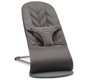 Leżaczek dla niemowlaka w kolorze antracyt z pikowanym siedziskiem i metalową ramą. Babybjorn leżaczek BLISS Woven Petal Quilt Antracyt