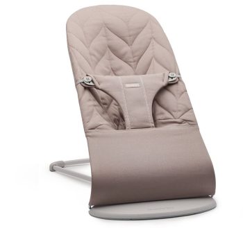 Leżaczek dla niemowlaka piaskowoszary z pikowanym materiałem i metalową ramą. BabyBjörn leżaczek BLISS Woven Petal Quilt Piaskowoszary