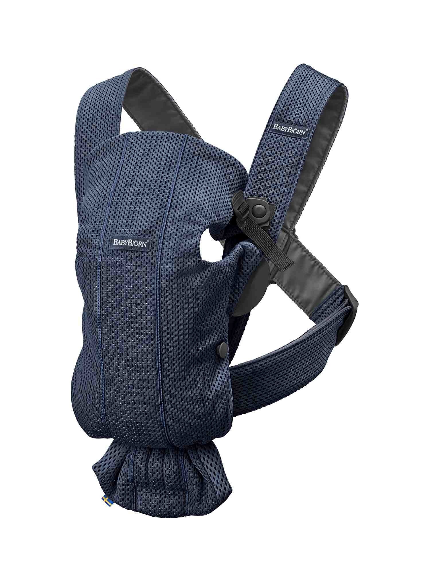 Ciemnoniebieskie nosidełko dla niemowlaka z siateczkowego materiału z regulowanymi paskami. Babybjorn MINI 3D Mesh – nosidełko Ciemny Niebieski