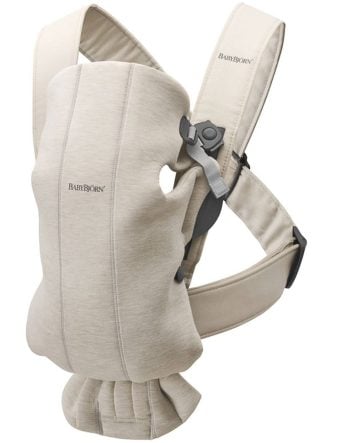 Jasnobeżowe nosidełko dla niemowlaka z miękkiego materiału z regulowanymi paskami. Babybjorn MINI 3D Jersey – nosidełko Jasny beż