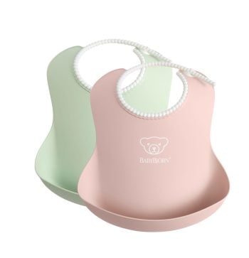 Dwa duże silikonowe śliniaki w kolorze jasny zielony i jasny różowy dla dziecka. Babybjorn 2 duże śliniaki Powder Green/ Powder Pink