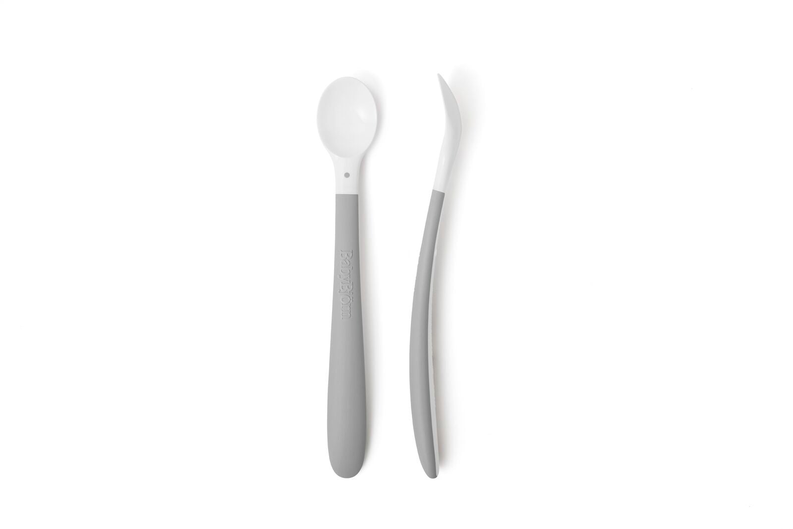 Dwie łyżeczki dla niemowlaka z szarymi rączkami i białymi końcówkami. Babybjorn łyżeczki 2szt. Light Grey