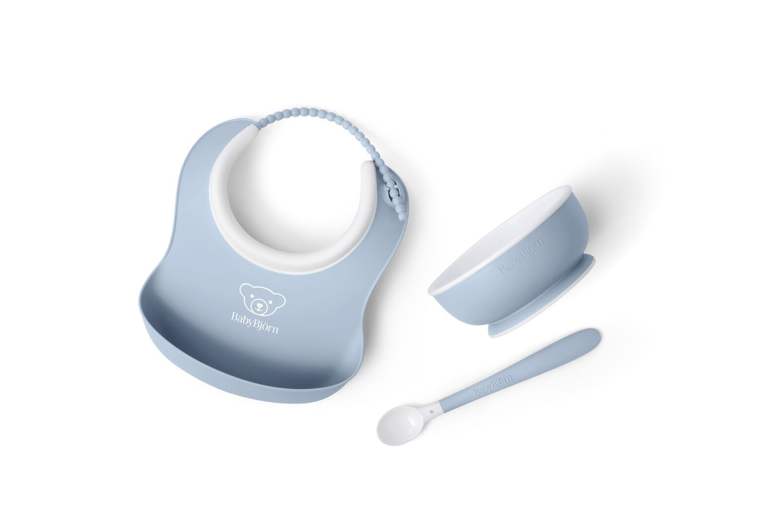 Zestaw do karmienia dla dziecka w kolorze niebieskim zawiera śliniak miskę i łyżeczkę. Babybjorn Zestaw do karmienia 3szt. Powder Blue