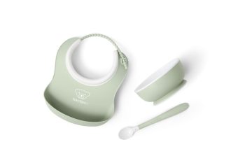 Zestaw do karmienia dla niemowląt w kolorze zielonym zawierający śliniak miskę i łyżeczkę. Babybjorn Zestaw do karmienia 3szt. Powder Green