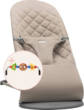 Piaskowoszary leżaczek dla niemowlaka z pikowanym materiałem plus kolorowa zabawka na pałąku. Babybjorn leżaczek BLISS Woven Piaskowoszary +Zabawka