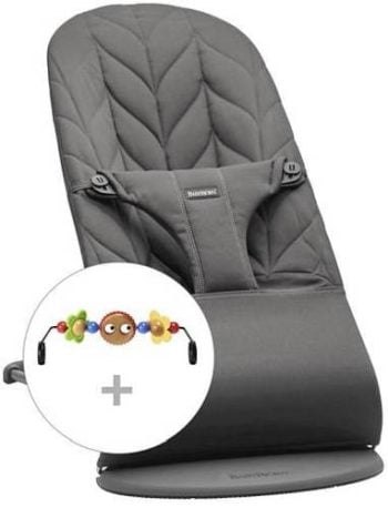Antracytowy leżaczek dla niemowlaka z pikowanym wzorem i kolorowa zabawka na pałąku. Babybjorn leżaczek BLISS Woven Petal Quilt Antracytowy +Zabawka
