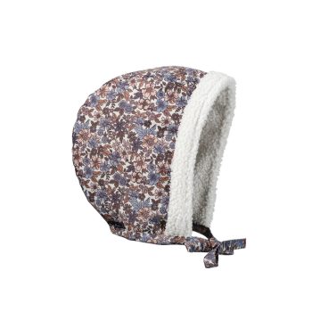 Zimowa czapka dziecięca z kwiatowym wzorem w odcieniach niebieskiego i brązu z białym ociepleniem i troczkami dla dziecka 1-2 lata. Elodie Details Czapka Winter Bonnet Blue Garden 1-2 lata