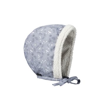 Zimowa czapka dla niemowlaka w kolorze szarym z białym futerkiem i wzorem ptaków na zewnątrz zawiązywana pod brodą. Elodie Details Czapka Winter Bonnet Free Bird 3-6 m-cy