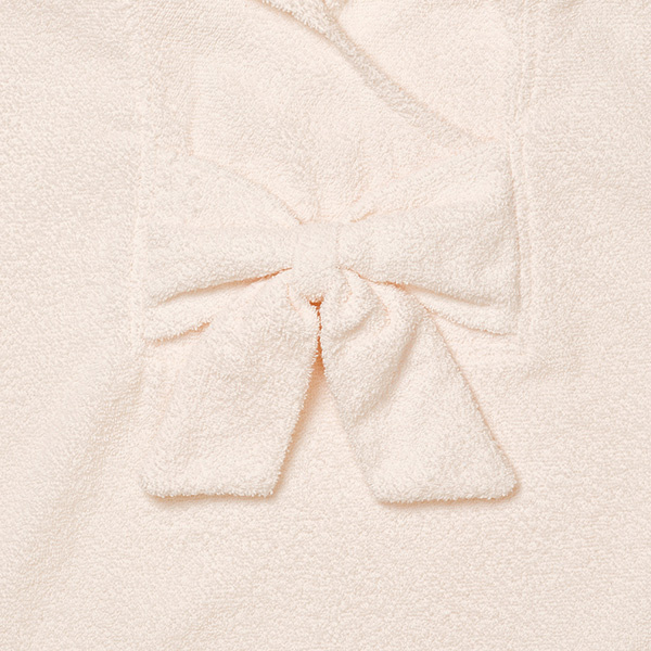 Kremowe ponczo kąpielowe z miękkiego materiału z ozdobną kokardą dla dziecka. Elodie Details Poncho kąpielowe creamy white