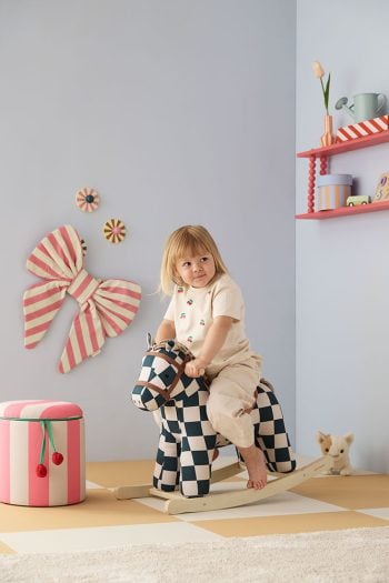 Bujak na biegunach w biało granatową kratę dla dziecka w pokoju dziecięcym. Kid’s Concept Konik na biegunach Miro