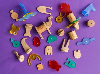 Drewniane magnetyczne klocki konstrukcyjne w różnych kształtach i kolorach na fioletowym tle dla dzieci. Lekkid drewniane magnetyczne klocki konstrukcyjne EDU BOX